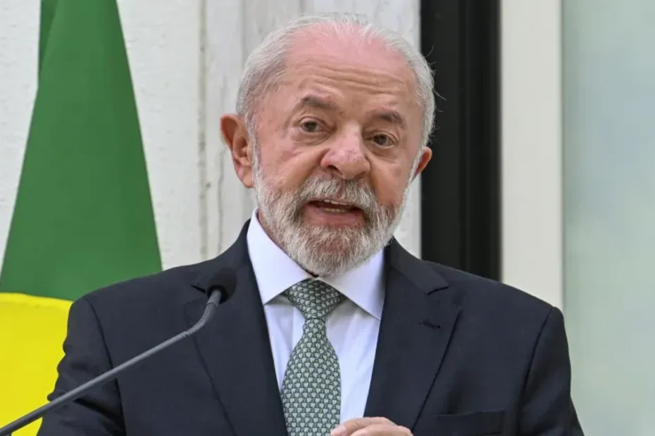 Idosa lendo notícias sobre o novo salário mínimo no celular
