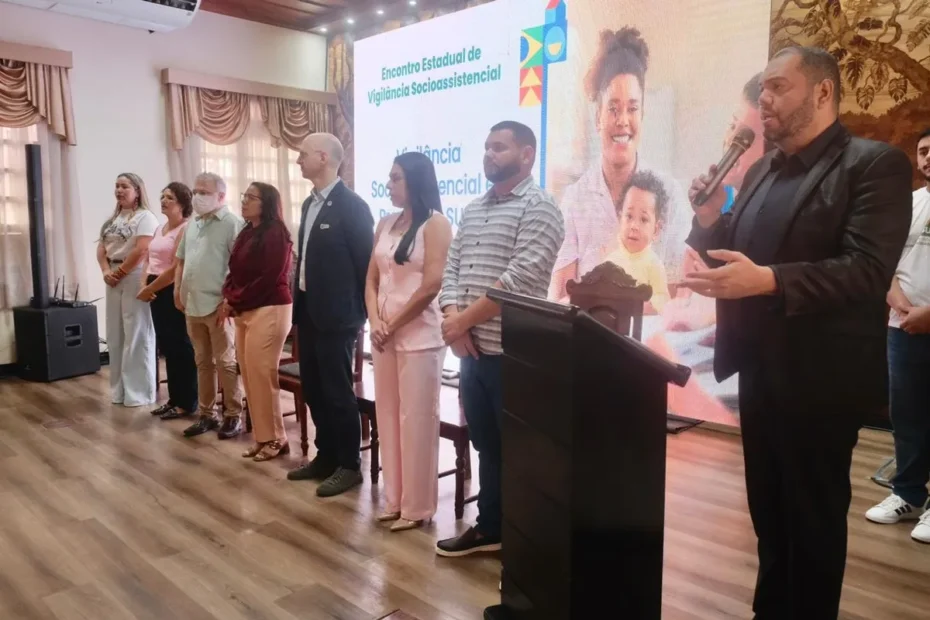 Participantes atentos em encontro de vigilância socioassistencial no Acre