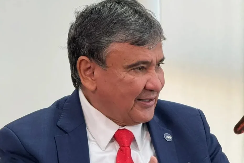 Pessoas recebem cestas básicas na Paraíba após anúncio de liberação pelo Governo Federal.