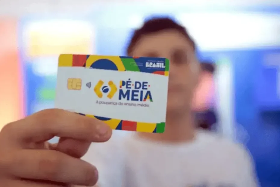 Mão segurando dinheiro com escola ao fundo, representando os pagamentos do Pé-de-Meia sob auditoria