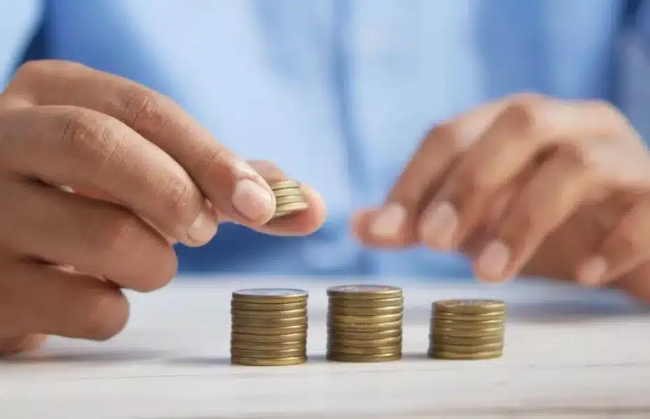 Grupo de brasileiros observando notas de dinheiro ou gráfico de crescimento, simbolizando o impacto do salário mínimo