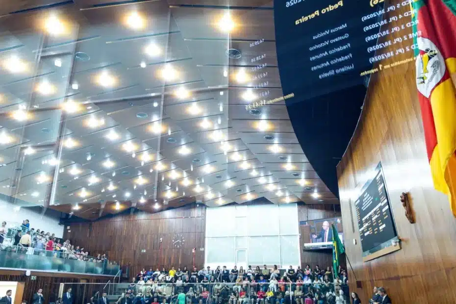 Assembleia Legislativa do Rio Grande do Sul com deputados votando projeto de lei sobre aumento do salário mínimo estadual.