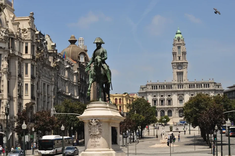 Mãos segurando notas de Euro e um smartphone exibindo notícias sobre aumento de salário em Portugal
