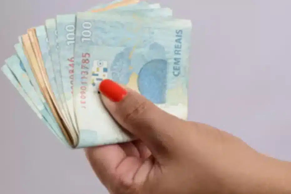 Servidores públicos em frente à Alesp aguardando novidades sobre salário