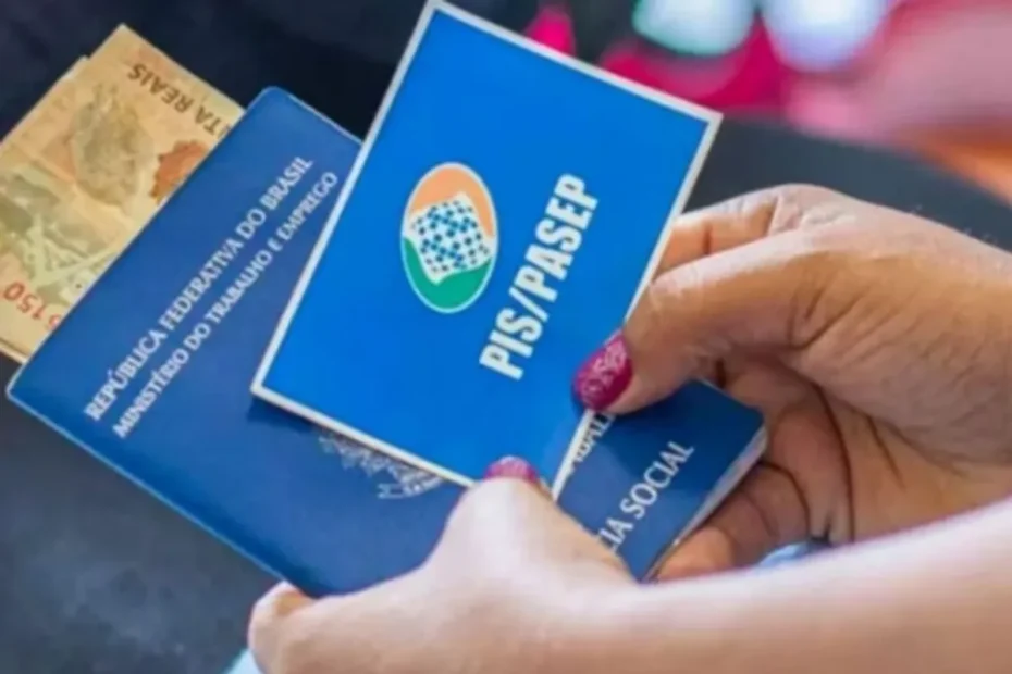 Pessoa olhando o celular com preocupação sobre seu PIS/Pasep