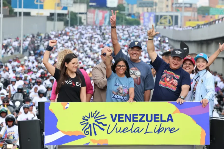 Mulher venezuelana olha para um papel com esperança após anúncio de aumento do salário mínimo