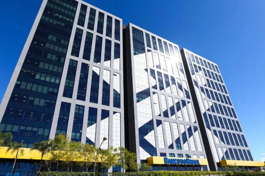 Investidor preocupado com a queda dos dividendos do Banco do Brasil em tablet