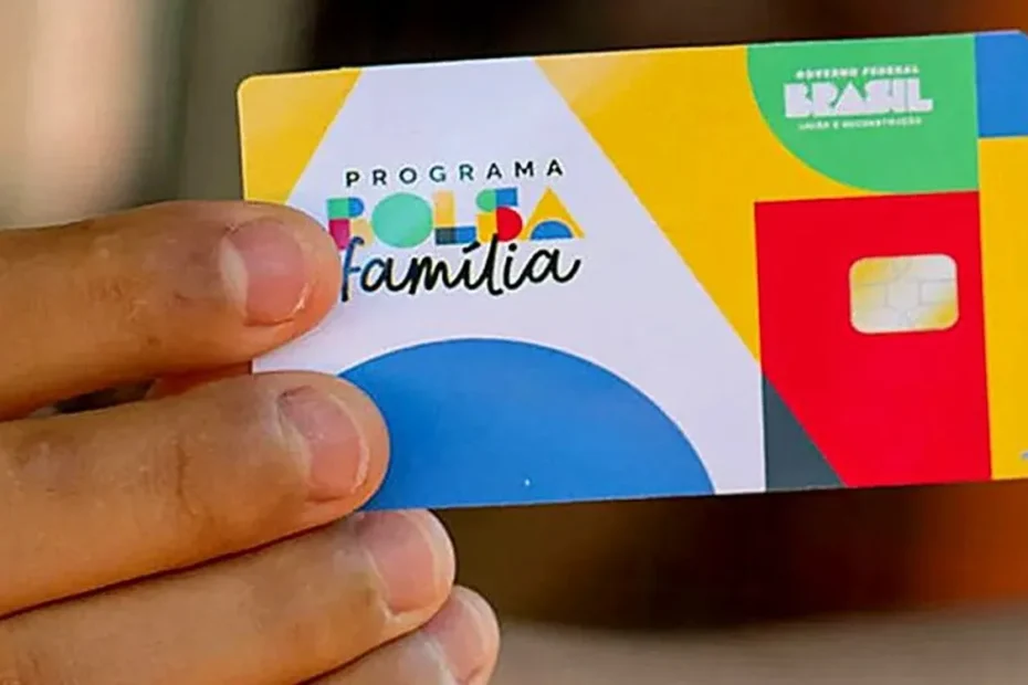 Smartphone exibindo mensagem suspeita de golpe do Bolsa Família no WhatsApp