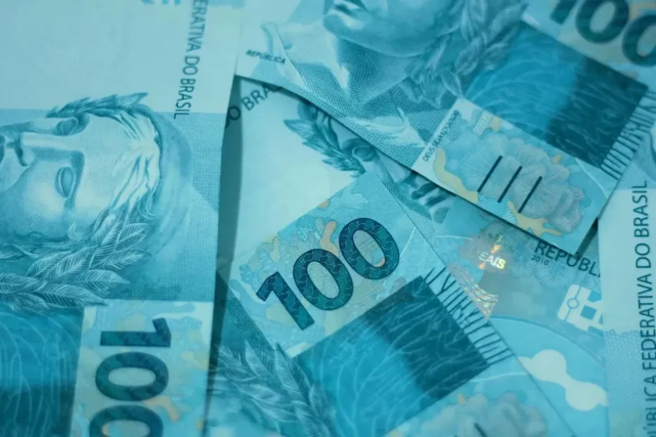 Dinheiro sendo transferido entre instituições financeiras para programas do governo.