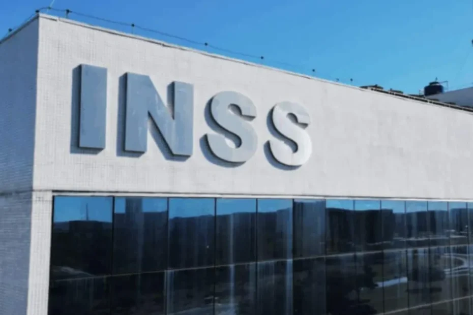 Pessoa com expressão esperançosa olhando para documentos do INSS, simbolizando a redução da fila de espera por benefícios