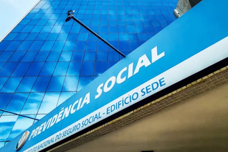 Família brasileira analisando documentos do Bolsa Família e BPC, com foco na proteção da renda.
