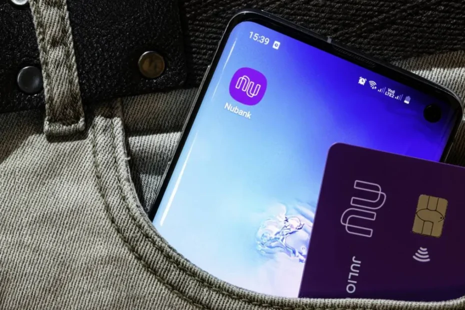 Pessoa segurando um celular com o aplicativo Nubank aberto, exibindo um alerta de segurança.