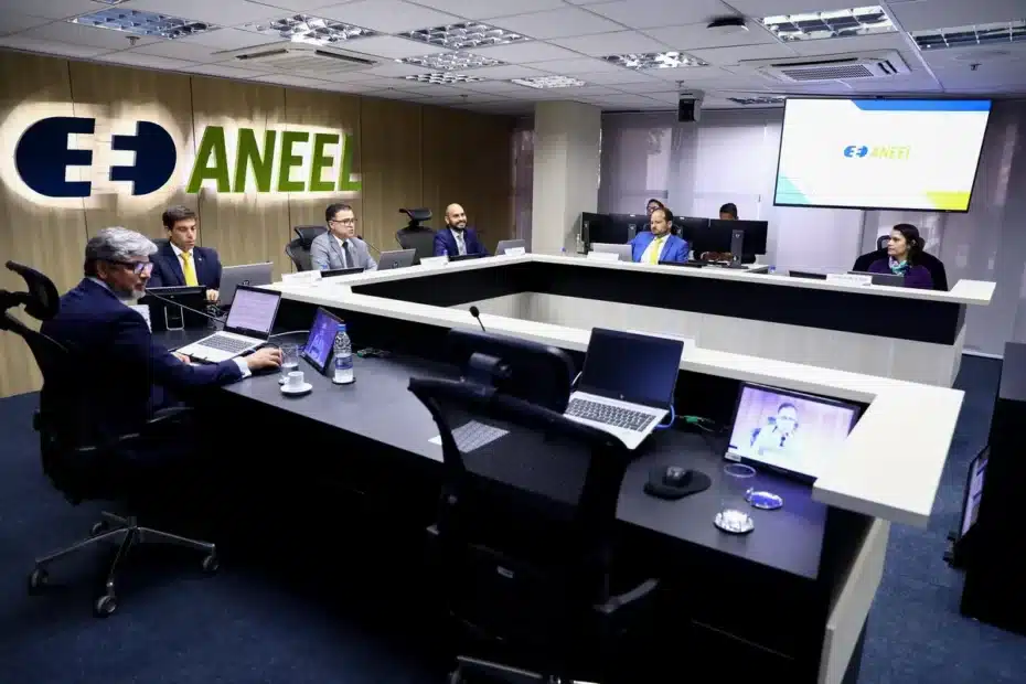 Mão segurando conta de luz com notas de real sobre ela, simbolizando desconto e alívio financeiro em agosto.