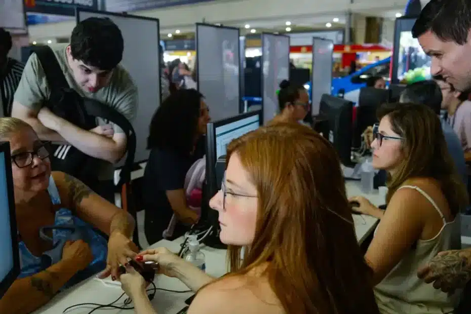 Pessoa preocupada verifica informações sobre biometria do INSS em smartphone.