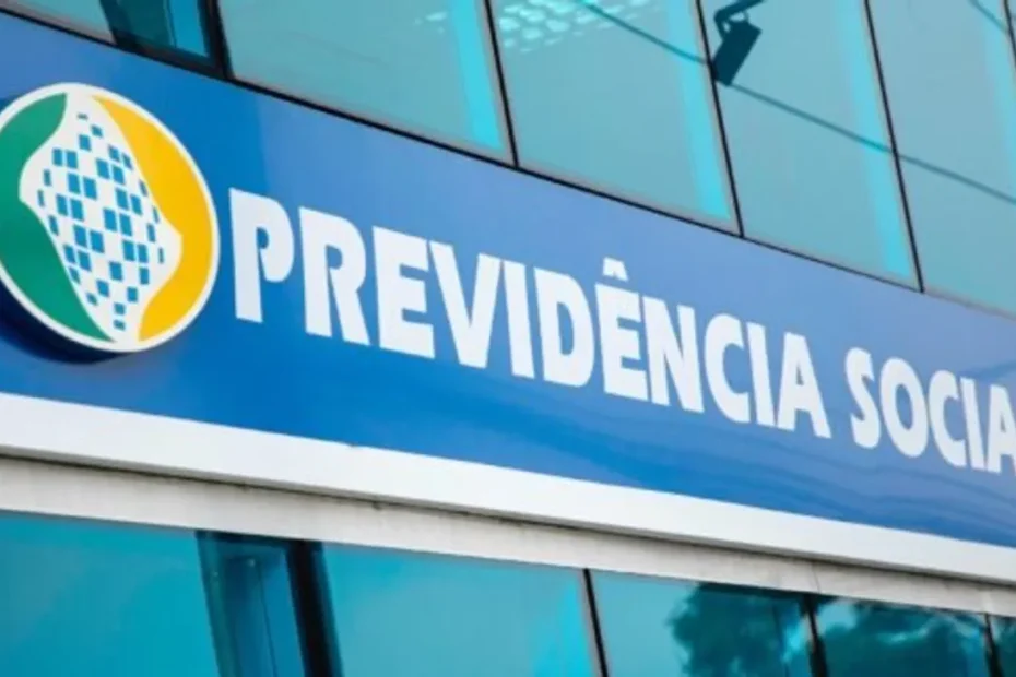 Idoso consultando informações sobre benefícios do INSS em um tablet.