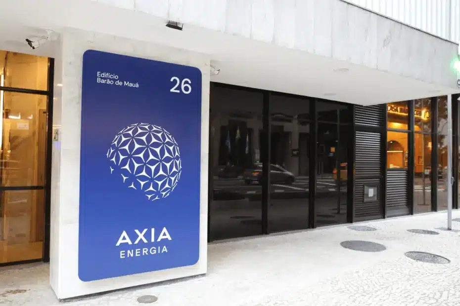 Fachada moderna de prédio corporativo no centro financeiro