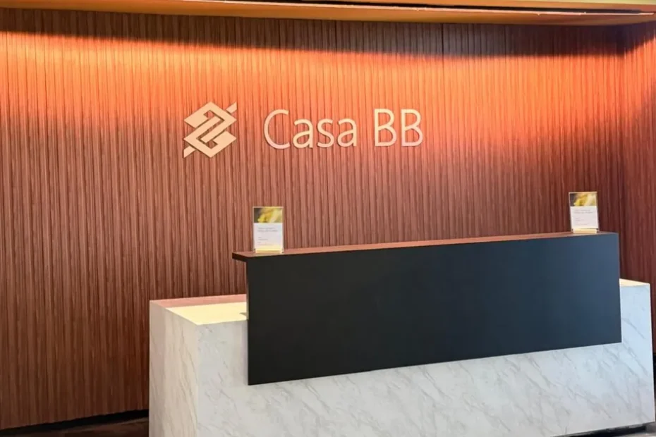 Interior da Sala VIP Casa BB em aeroporto com clientes utilizando os serviços.