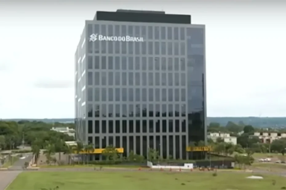 Fachada e interior de agência do Banco do Brasil focada em sustentabilidade