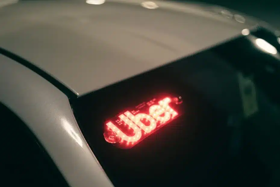 Motorista ao volante de um carro em serviço de aplicativo
