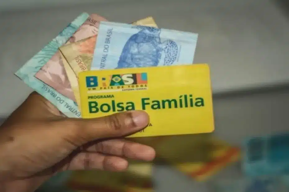 Pessoas em fila para receber o Bolsa Família em agência bancária.