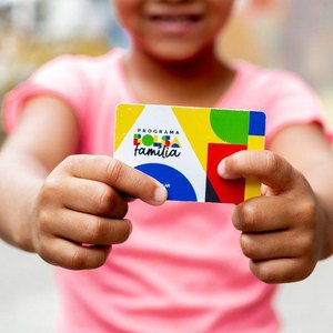 Família feliz ao receber notícia sobre manutenção de benefícios sociais