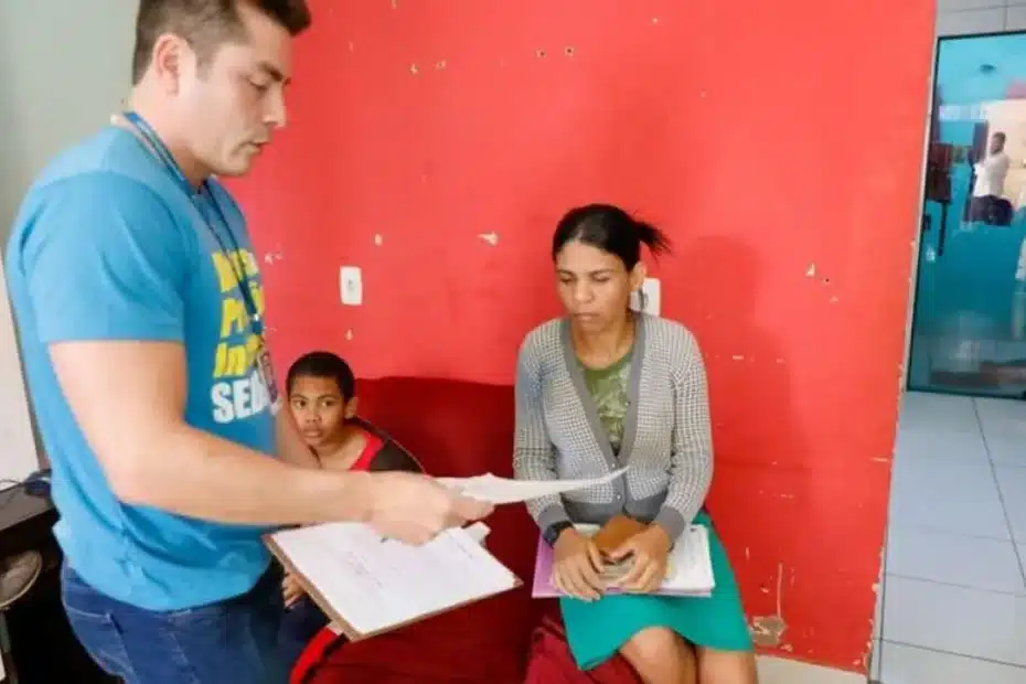 Assistente social realiza visita domiciliar para atualização de dados do Bolsa Família e BPC.