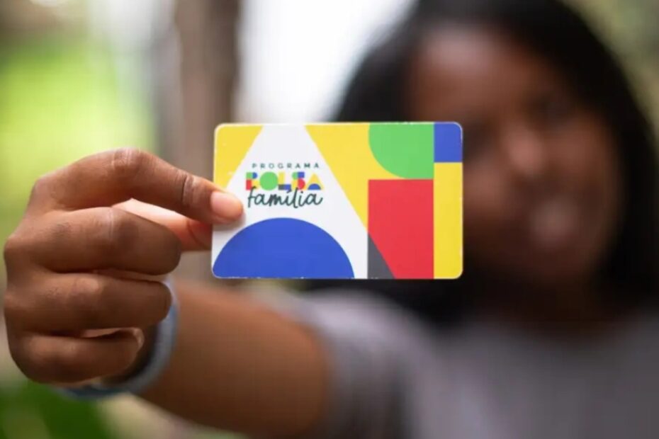 Pessoa adulta preocupada consultando o aplicativo do Bolsa Família ou Caixa Tem no celular, com o detalhamento do pagamento