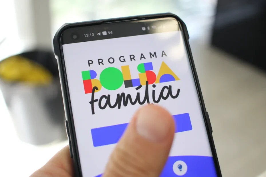 Pessoa consultando o Bolsa Família de junho no aplicativo Caixa Tem pelo celular