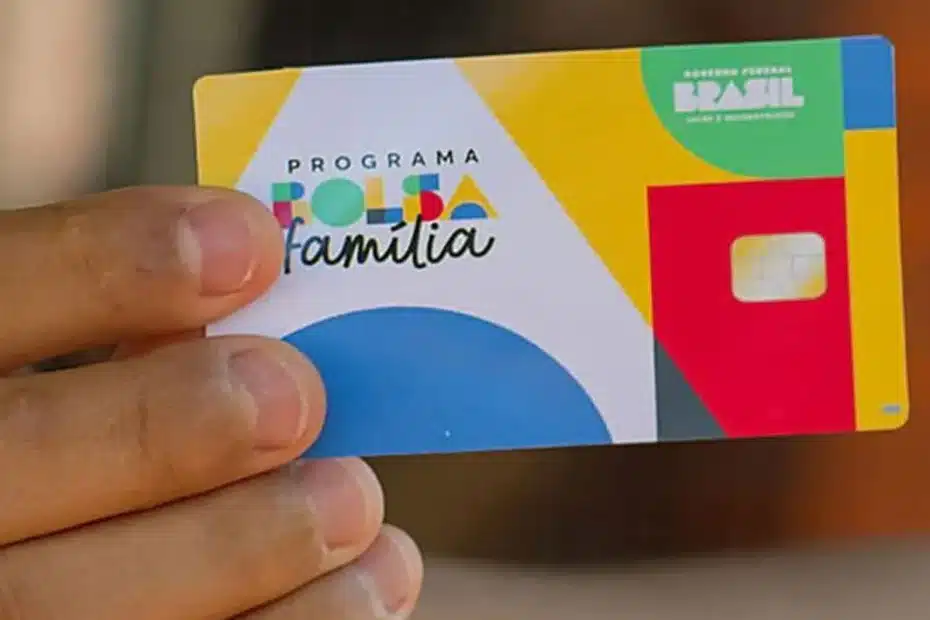Mulher sorri ao consultar saldo do Bolsa Família pelo aplicativo Caixa Tem