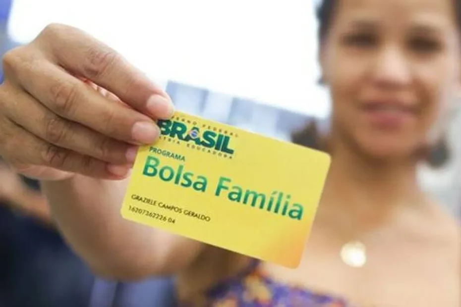 Beneficiária do Bolsa Família em Manaus analisando informações sobre o programa.