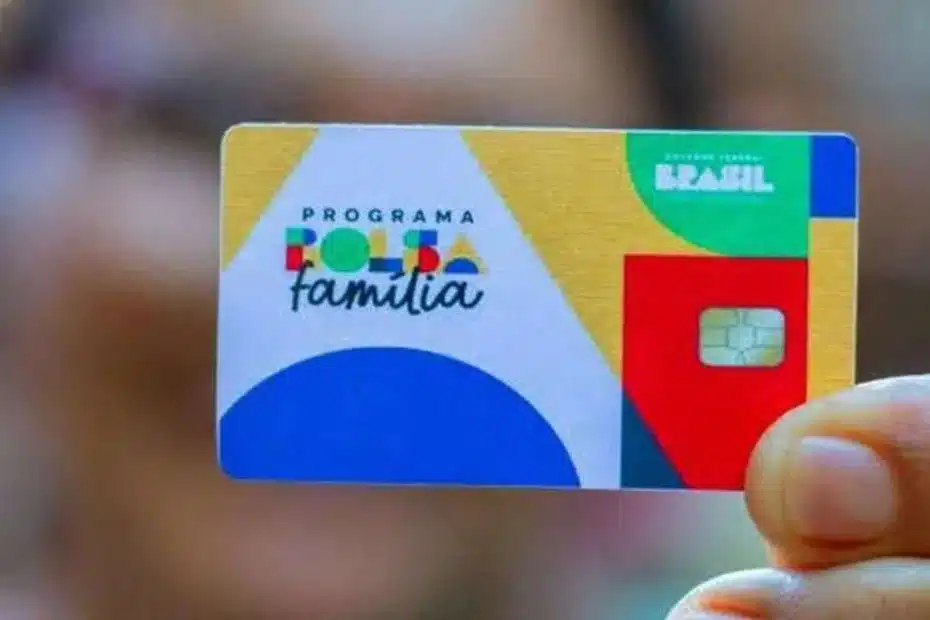 Funcionário da assistência social orienta família sobre Bolsa Família