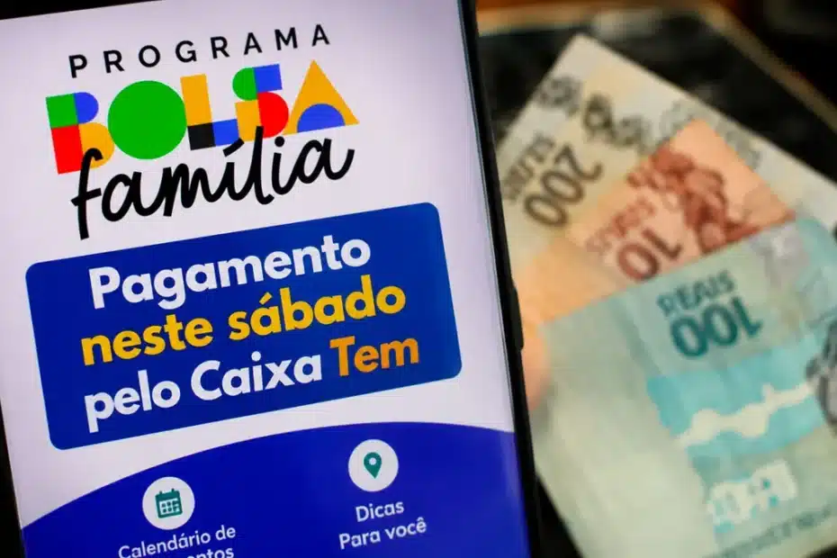 Pessoa consultando o saldo do Bolsa Família no aplicativo Caixa Tem em um celular, com foco no valor do benefício.