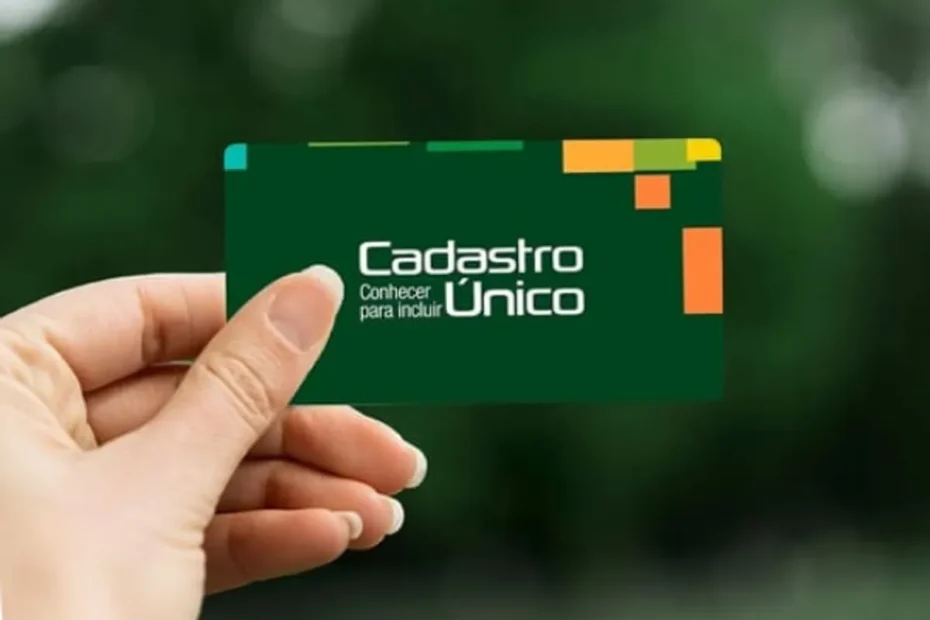 Atendente do Cadastro Único em Milagres orientando uma cidadã