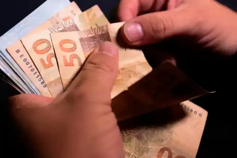 Pessoa verificando pagamento do Bolsa Família no aplicativo Caixa Tem.