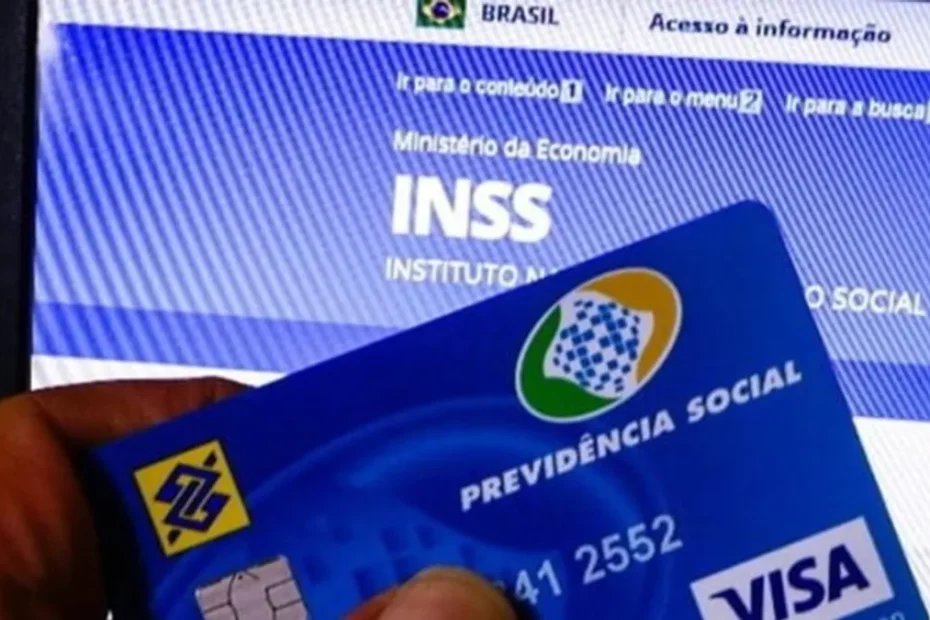 Pessoa idosa consultando o 13º salário do INSS no celular com expressão feliz.