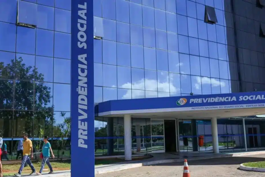Pessoa consultando status de benefício do INSS com preocupação e esperança