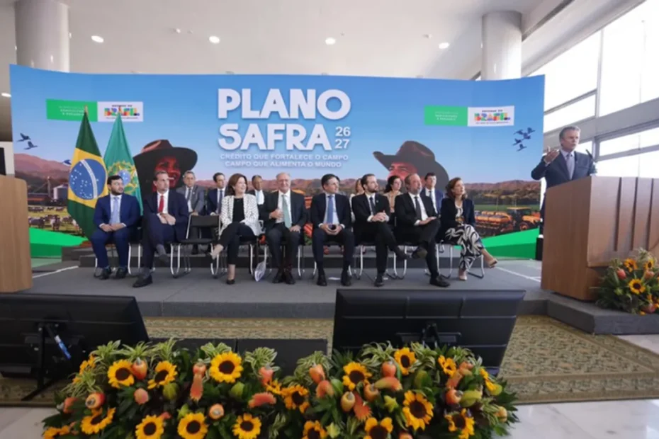 Produtores rurais celebrando o novo Plano Safra com R$ 525,1 bilhões em crédito e juros reduzidos