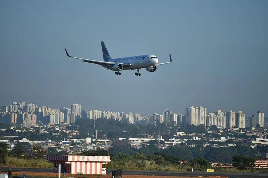 Avião em pista com elementos financeiros, simbolizando empréstimos de R$ 8 bilhões para companhias aéreas.