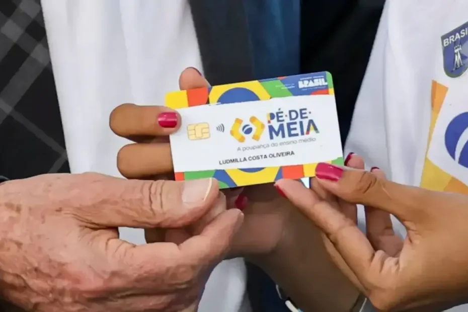 Jovem estudante recebendo notificação de pagamento do programa Pé-de-Meia no celular.