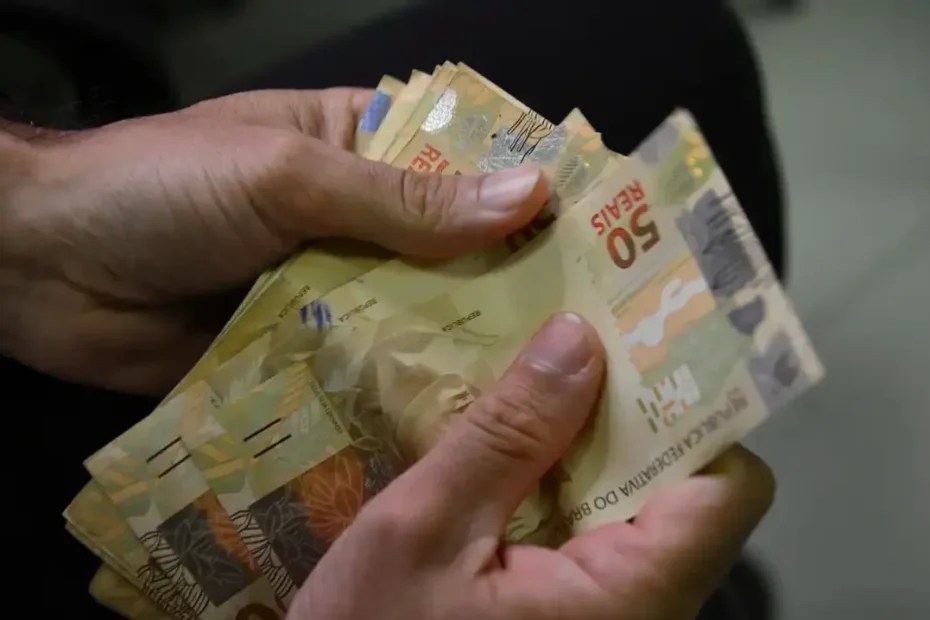 Empresário analisando documentos financeiros no escritório
