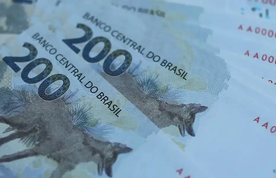 Representação visual de uma reunião onde decisões financeiras importantes são tomadas, com mãos assinando documentos e analisando gráficos.