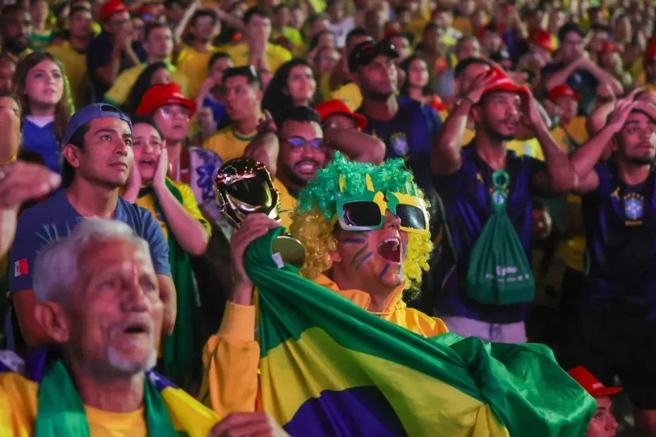 Mulher olhando celular com aplicativo de banco, com agência bancária fechada ao fundo, simbolizando mudanças de horário durante jogo da Copa.