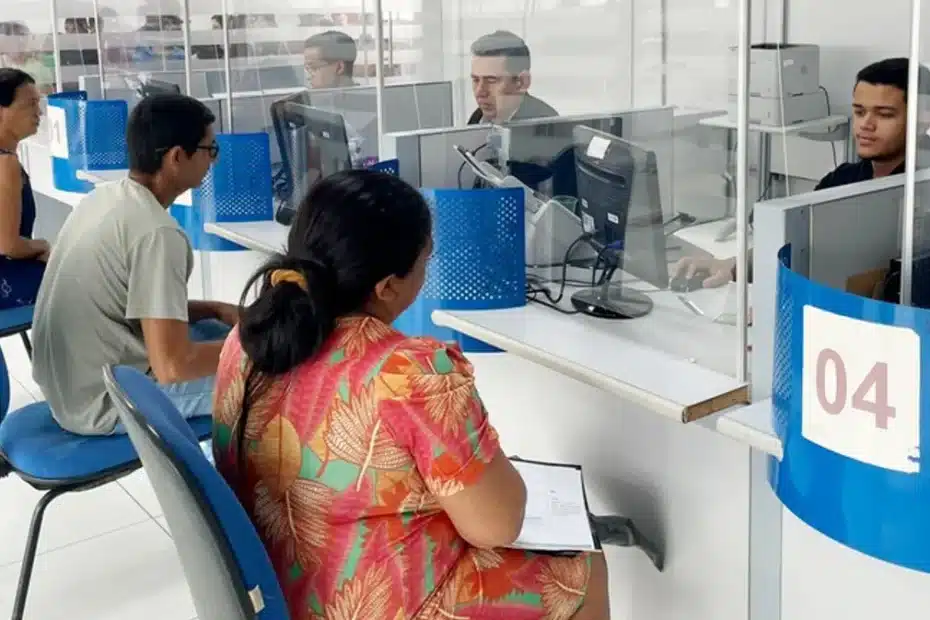 Pessoas sendo atendidas em um mutirão do INSS para perícias médicas e avaliações sociais.