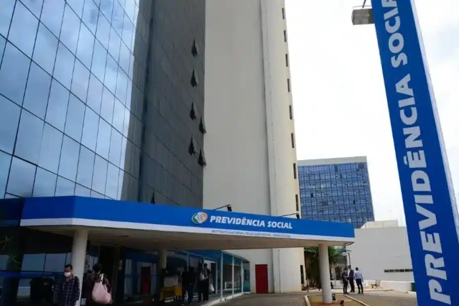 Pessoas aguardando cumprimento de decisão judicial do INSS