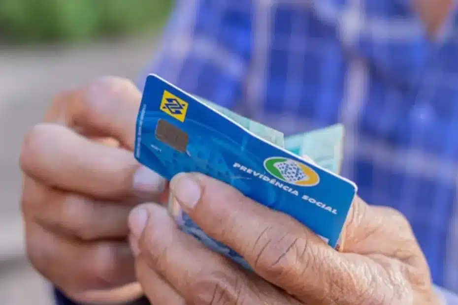 Pessoa usando o aplicativo Meu INSS no celular para consultar benefícios ou agendar perícia.