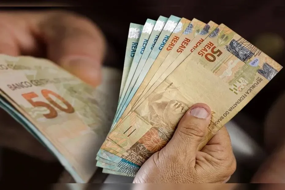 Pessoas discutindo documentos de aposentadoria do INSS com foco em novas regras para 2026