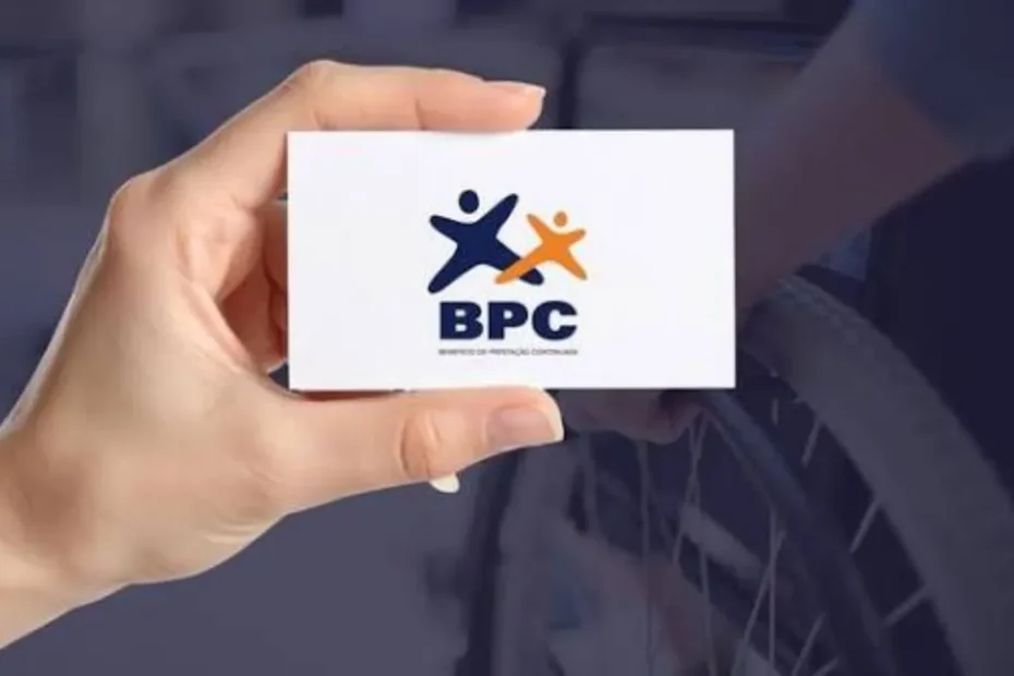 Pessoa idosa checando mensagem de WhatsApp do INSS sobre agendamento do BPC