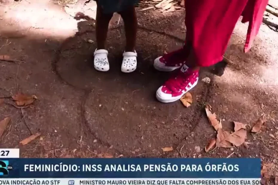 Mãe abraça seu filho pequeno com afeto em casa.