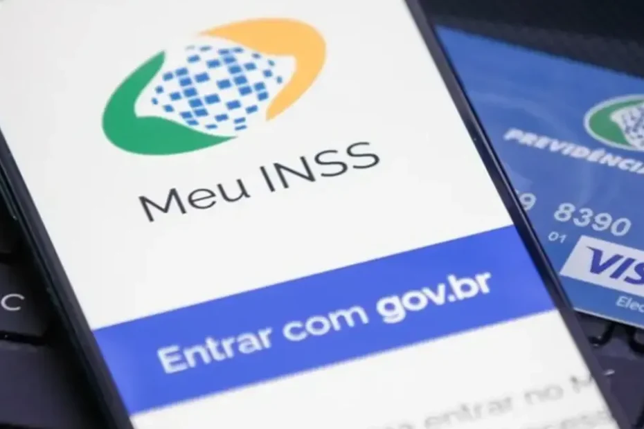 Uma pessoa idosa consultando o calendário de pagamentos do INSS em seu smartphone.