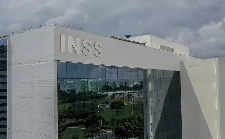 Pessoas aguardando atendimento em uma sala de espera do INSS, simbolizando a fila por benefícios como o BPC.